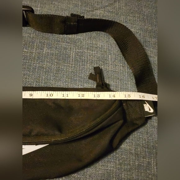 Nike Black and White Crossbody Bag Fanny Pack - Picture 8 of 10